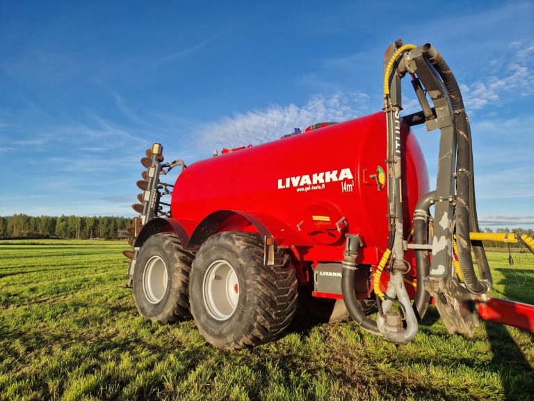 Livakka 14m³ + sivupumppukuormain + 8m multain